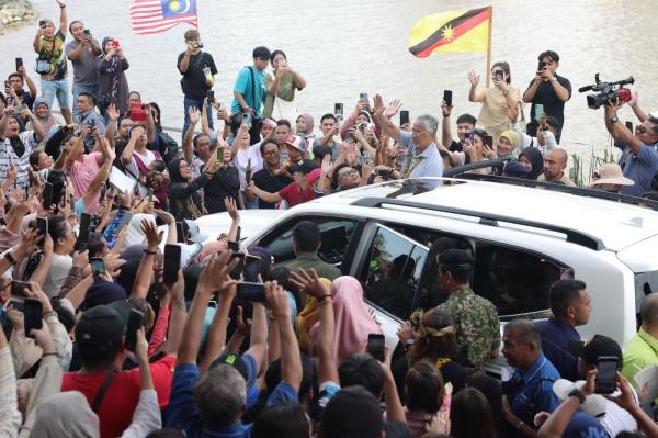 Kembara Kenali Borneo tour arrives in Miri, King and Queen receive warm welcome